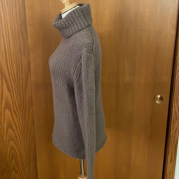 Brochu Walker knit pullover sweater. Medium in cement gray! Good condition. - Picture 4 of 6